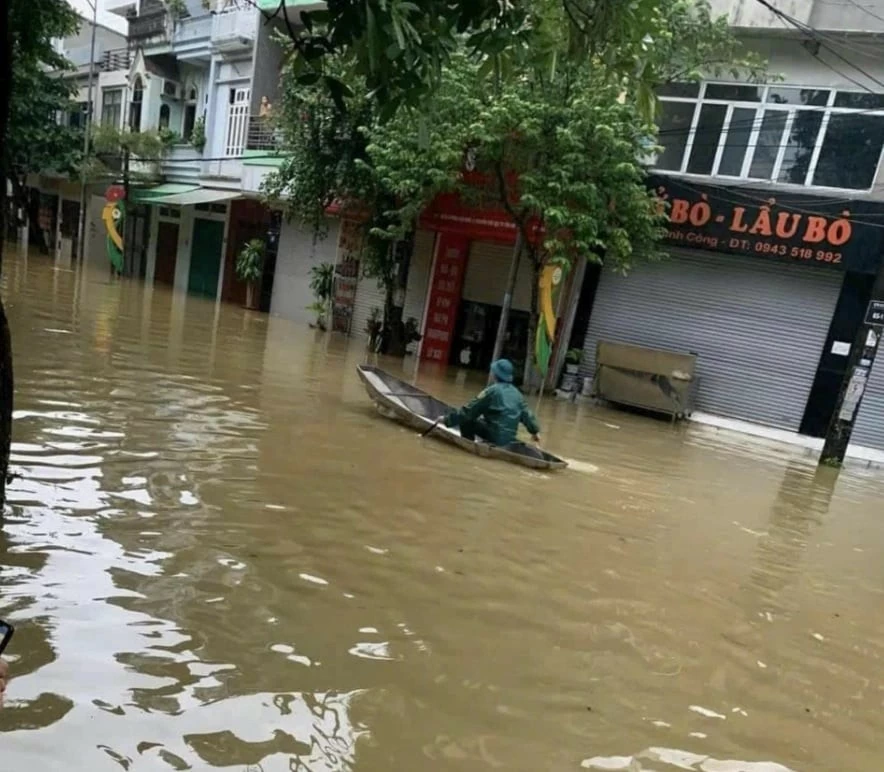 Lũ lụt rồi sẽ qua đi, chỉ có tình người ở lại... Lũ lụt rồi sẽ qua đi, chỉ có tình người ở lại...