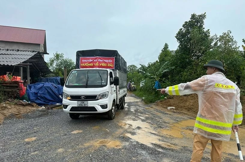 Lũ lụt rồi sẽ qua đi, chỉ có tình người ở lại... Lũ lụt rồi sẽ qua đi, chỉ có tình người ở lại...