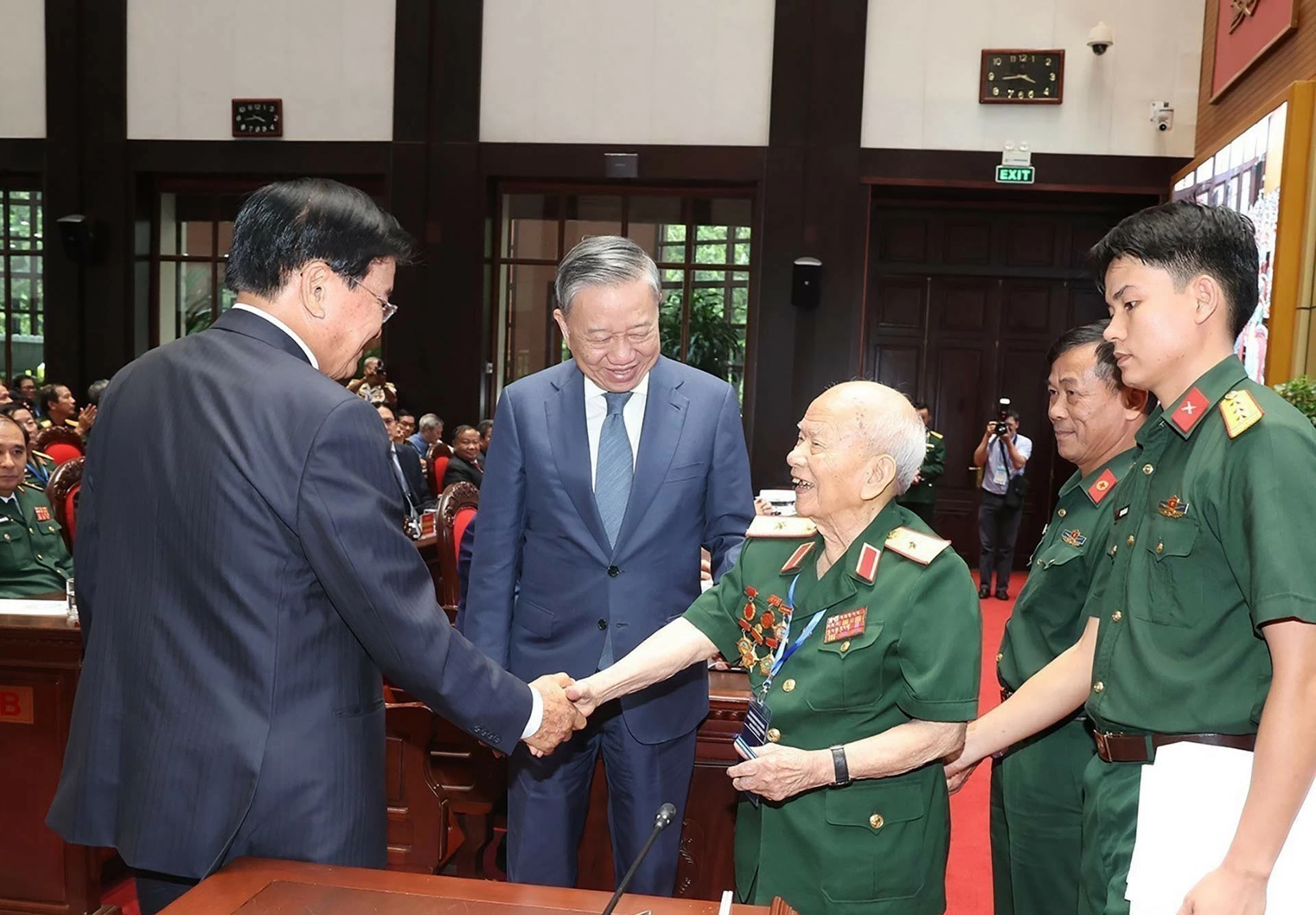 Tổng Bí thư, Chủ tịch nước Tô Lâm cùng Tổng Bí thư, Chủ tịch nước Lào Thongloun Sisoulith với Thiếu tướng Huỳnh Đắc Hương, Trưởng ban liên lạc toàn quốc Cựu quân tình nguyện và chuyên gia quân sự Việt Nam tại Lào. (Nguồn: TTXVN) Tổng Bí thư, Chủ tịch nước Tô Lâm cùng Tổng Bí thư, Chủ tịch nước Lào Thongloun Sisoulith với Thiếu tướng Huỳnh Đắc Hương, Trưởng ban liên lạc toàn quốc Cựu quân tình nguyện và chuyên gia quân sự Việt Nam tại Lào. (Nguồn: TTXVN)