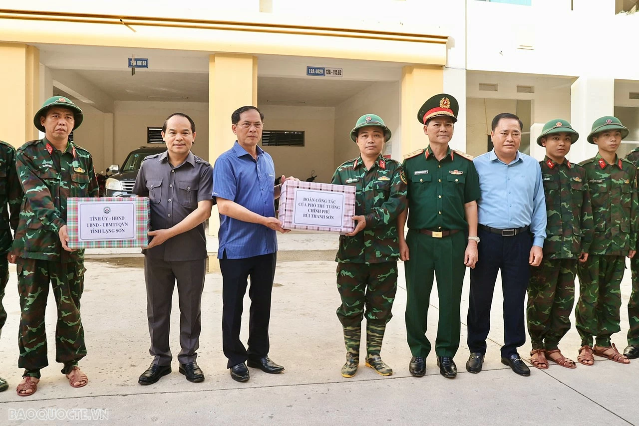 Phó Thủ tướng Bùi Thanh Sơn thăm hỏi và tặng quà các lực lượng vũ trang đang làm nhiệm vụ Phó Thủ tướng Bùi Thanh Sơn thăm hỏi và tặng quà các lực lượng vũ trang đang làm nhiệm vụ