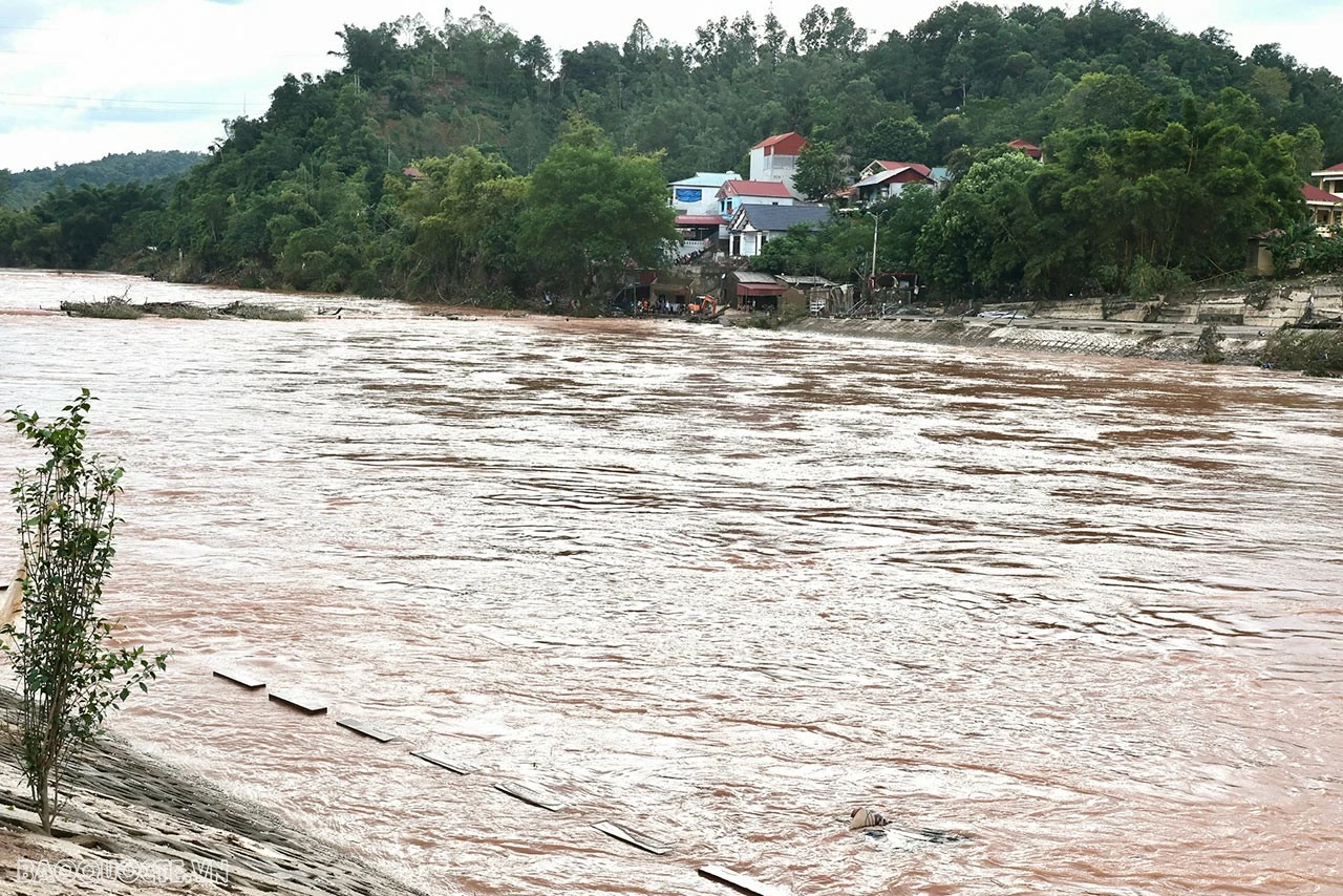 Nước sông Kỳ Cùng dâng cao, các cửa suối và cống thoát bị ứ đọng, gây ngập các vị trí trũng thấp và toàn bộ cầu ngầm trên các tuyến đường giao thông... Nước sông Kỳ Cùng dâng cao, các cửa suối và cống thoát bị ứ đọng, gây ngập các vị trí trũng thấp và toàn bộ cầu ngầm trên các tuyến đường giao thông...