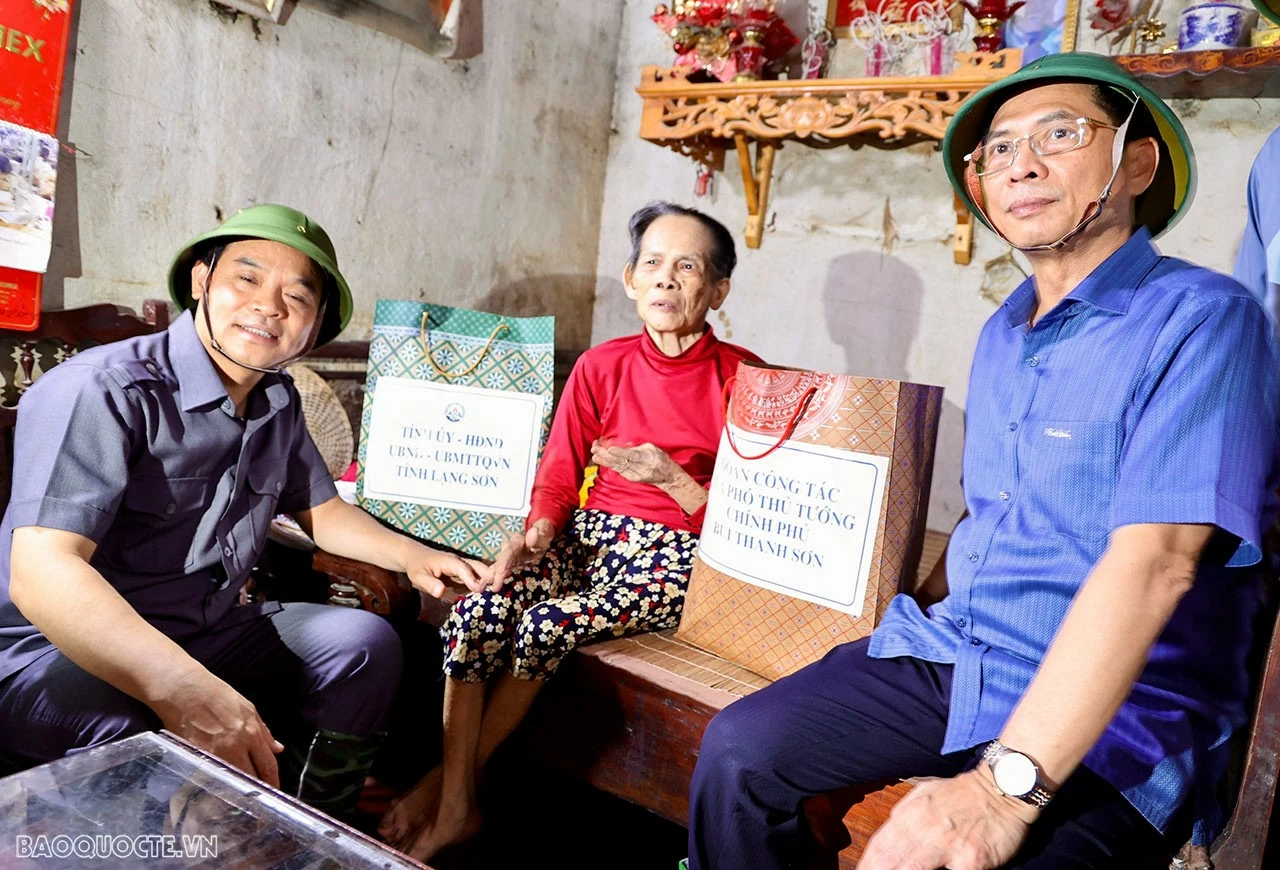 Phó Thủ tướng Bùi Thanh Sơn thăm hỏi và tặng quà các gia đình bị thiệt hại do bão số 3 gây ra. Phó Thủ tướng Bùi Thanh Sơn thăm hỏi và tặng quà các gia đình bị thiệt hại do bão số 3 gây ra.