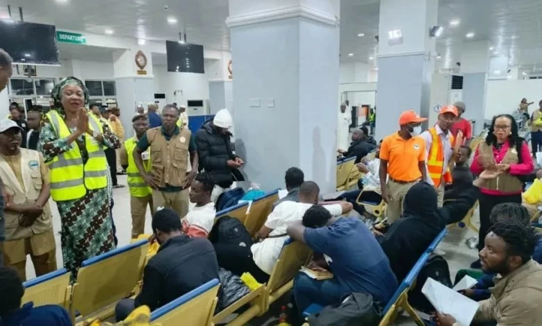 UAE trục xuất hàng loạt người Nigeria nhằm giải quyết các vấn đề pháp lý và nhập cư UAE trục xuất hàng loạt người Nigeria nhằm giải quyết các vấn đề pháp lý và nhập cư