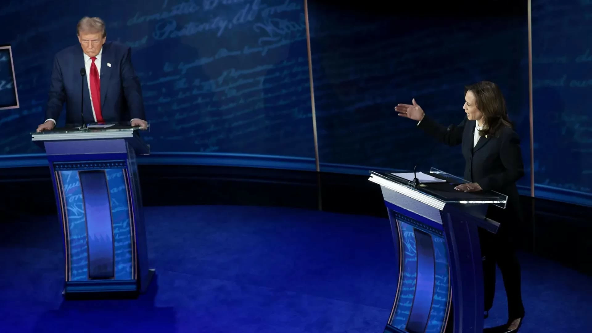 Phó Tổng thống Kamala Harris và cựu Tổng thống Mỹ Donald Trump trong lần tranh luận trực tiếp đầu tiên. (Nguồn: Getty Image) Phó Tổng thống Kamala Harris và cựu Tổng thống Mỹ Donald Trump trong lần tranh luận trực tiếp đầu tiên. (Nguồn: Getty Image)