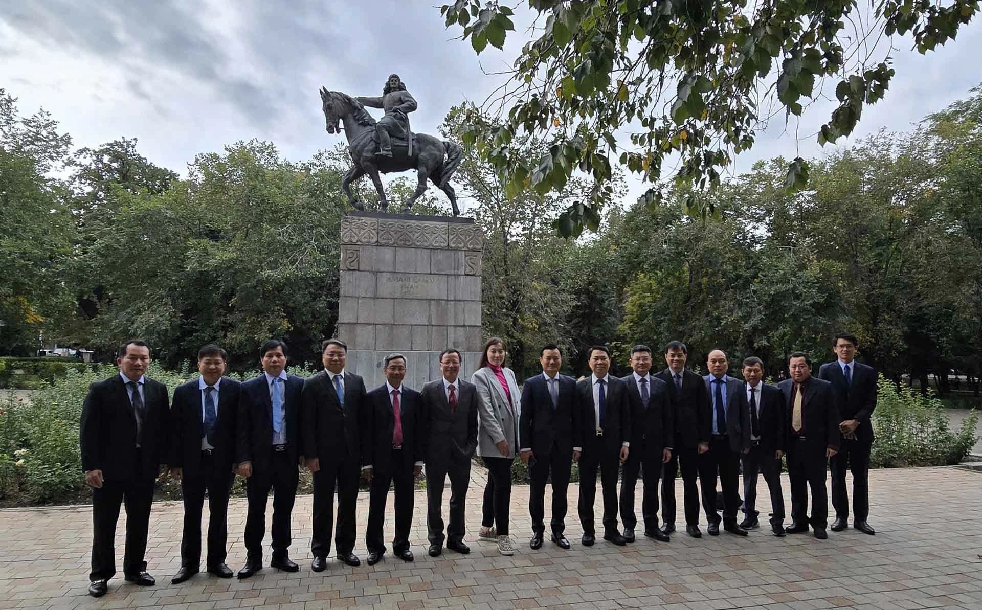 Thành phố Hồ Chí Minh và Almaty đẩy mạnh hợp tác kết nghĩa Thành phố Hồ Chí Minh và Almaty đẩy mạnh hợp tác kết nghĩa