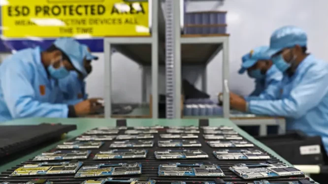ác công nhân làm việc tại nhà máy lắp ráp điện thoại thông minh của Dixon Technologies tại Uttar Pradesh, Ấn Độ. Ảnh: CNBC