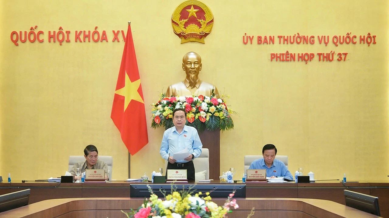 Chủ tịch Quốc hội Trần Thanh Mẫn phát biểu khai mạc phiên họp.Phiên họp thứ 37, Ủy ban Thường vụ Quốc hội xem xét 11 dự án luật, 2 Nghị quyết, phê chuẩn bổ nhiệm Đại sứ Chủ tịch Quốc hội Trần Thanh Mẫn phát biểu khai mạc phiên họp.Phiên họp thứ 37, Ủy ban Thường vụ Quốc hội xem xét 11 dự án luật, 2 Nghị quyết, phê chuẩn bổ nhiệm Đại sứ