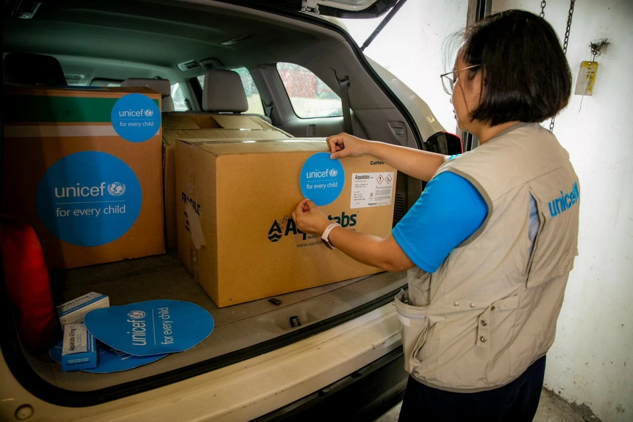 UNICEF cứu trợ khẩn cấp các địa phương bị ảnh hưởng nặng nề do mưa lũ ở miền Bắc UNICEF cứu trợ khẩn cấp các địa phương bị ảnh hưởng nặng nề do mưa lũ ở miền Bắc