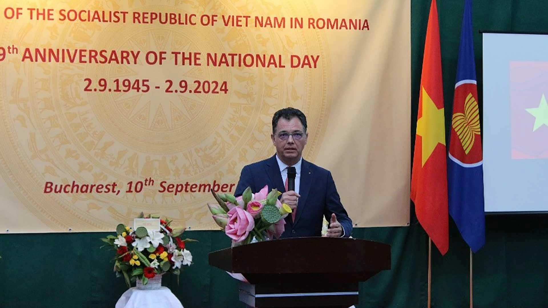 Bộ trưởng Kinh tế, doanh nghiệp và du lịch Romania phát biểu chúc mừng. Bộ trưởng Kinh tế, doanh nghiệp và du lịch Romania phát biểu chúc mừng.