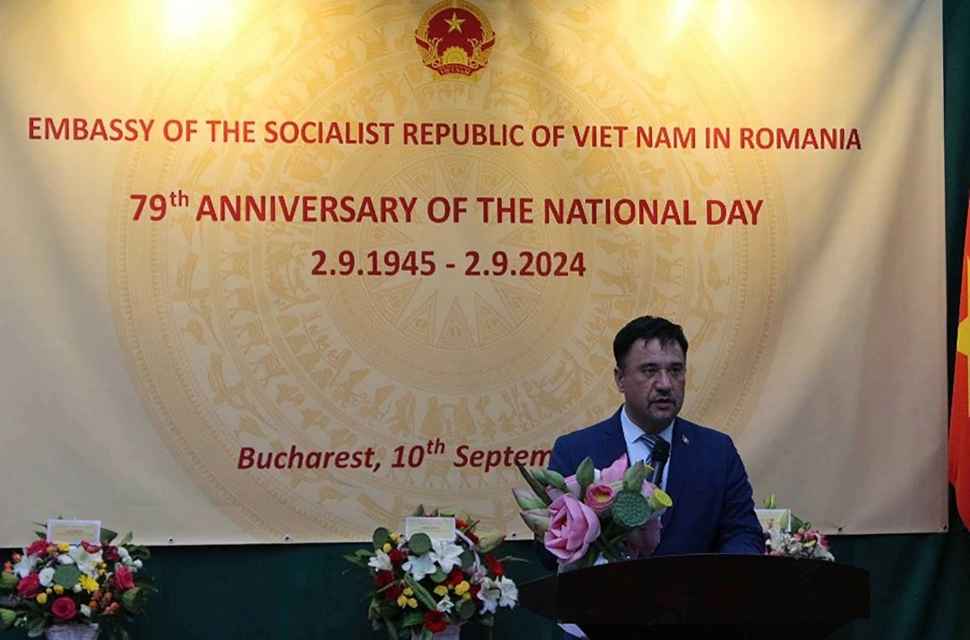 Thứ trưởng Bộ Ngoại giao Traian Laurențiu Hristea tái khẳng định tình hữu nghị truyền thống giữa hai nước. Thứ trưởng Bộ Ngoại giao Traian Laurențiu Hristea tái khẳng định tình hữu nghị truyền thống giữa hai nước.