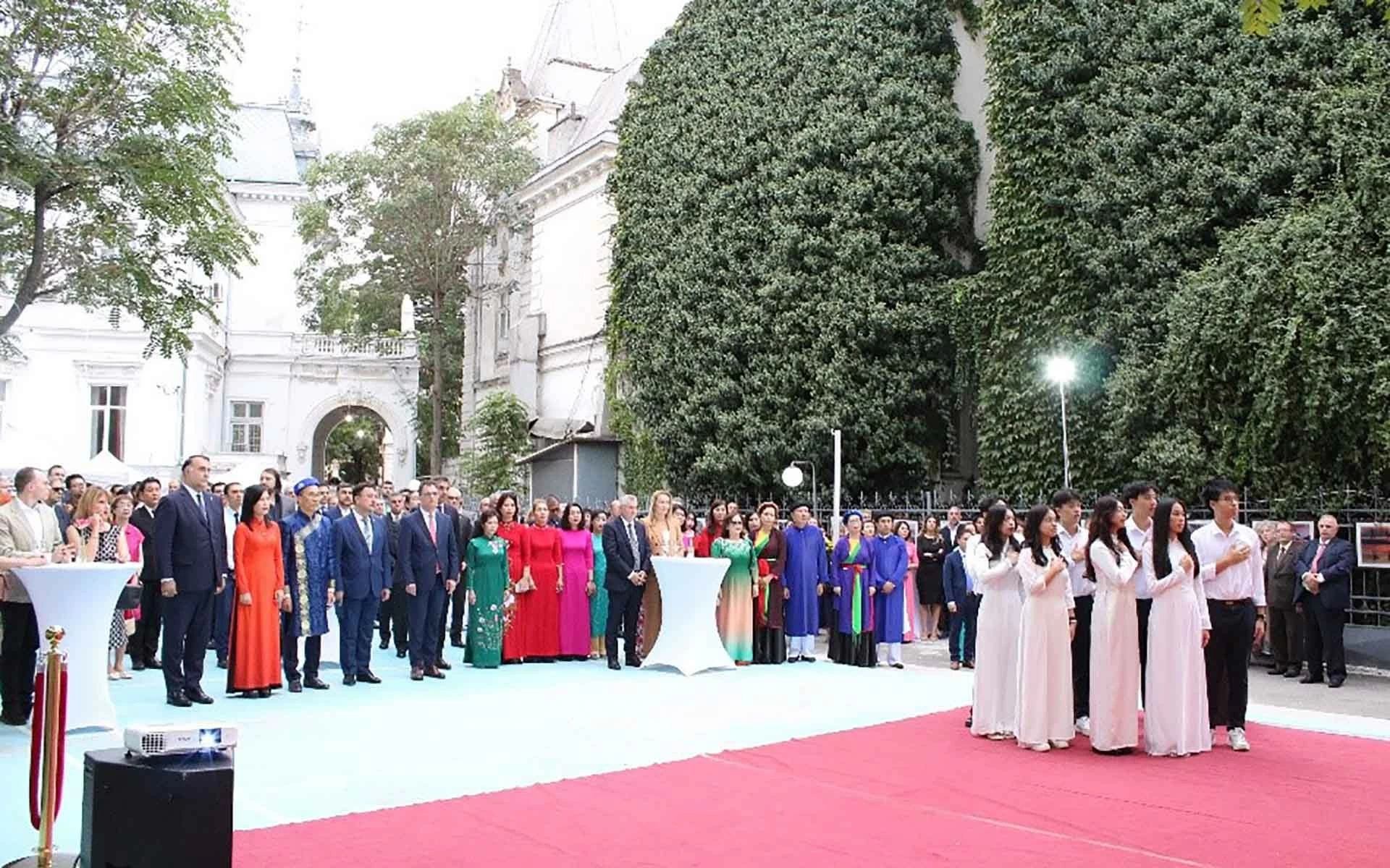 Nghi lễ chào cờ. Nghi lễ chào cờ.