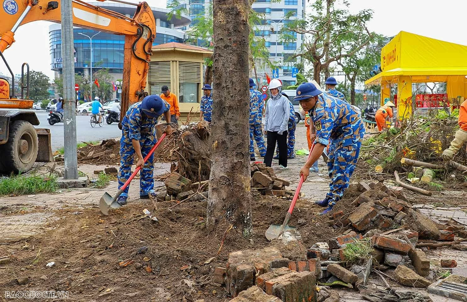 Hơn 200 cán bộ, chiến sĩ Hải quân tham gia tăng cường khắc phục hậ5. Cán bộ, chiến sĩ Hải quân hỗ trợ trồng lại cây xanh. (Nguồn: Bộ Tư lệnh Hải quân cung cấp) Hơn 200 cán bộ, chiến sĩ Hải quân tham gia tăng cường khắc phục hậ5. Cán bộ, chiến sĩ Hải quân hỗ trợ trồng lại cây xanh. (Nguồn: Bộ Tư lệnh Hải quân cung cấp)