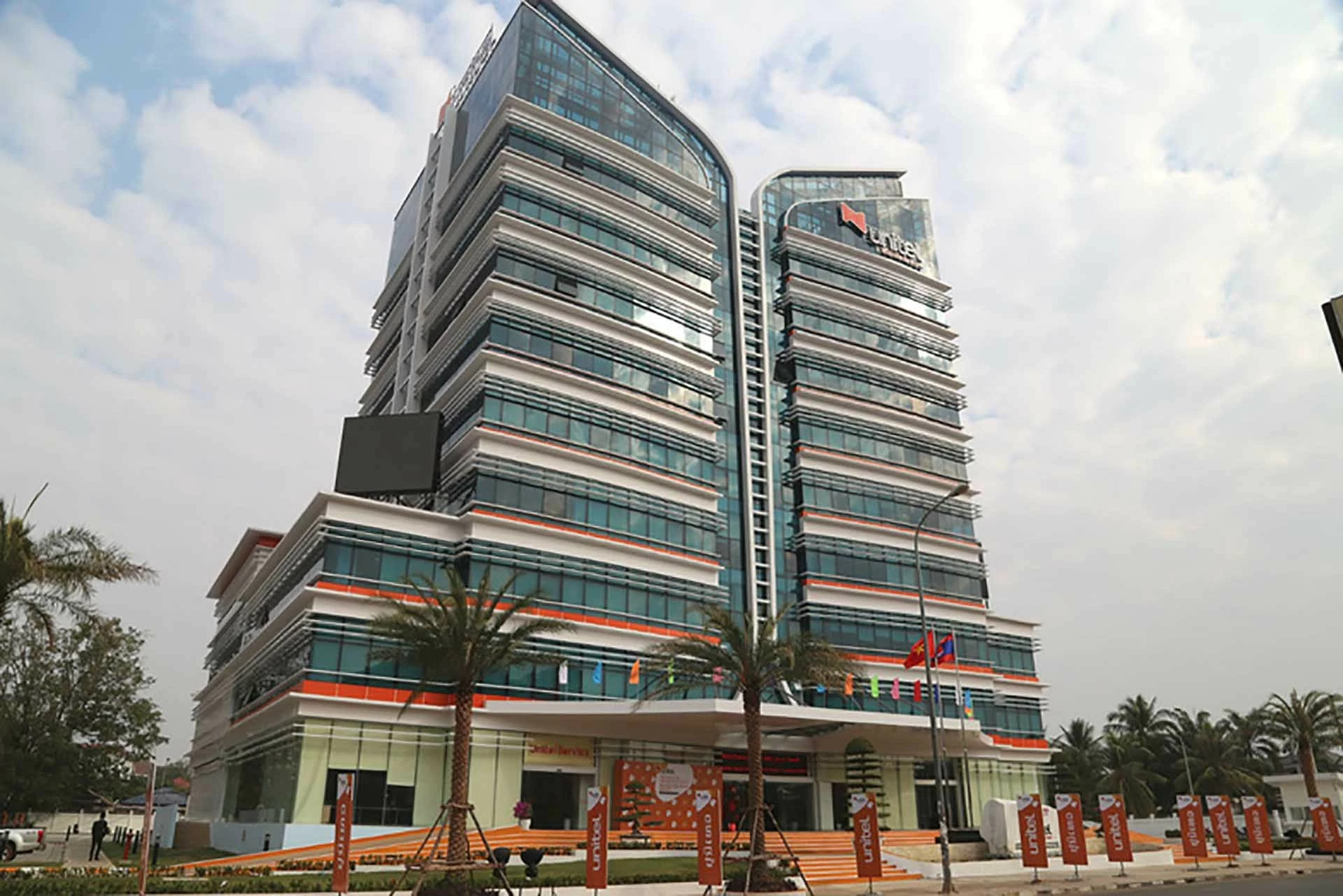 Trụ sở Unitel - nhà mạng di động liên doanh giữa Viettel và Lao Asia Telecom tại thủ đô Vientiane. (Nguồn: ttdn.vn) Trụ sở Unitel - nhà mạng di động liên doanh giữa Viettel và Lao Asia Telecom tại thủ đô Vientiane. (Nguồn: ttdn.vn)
