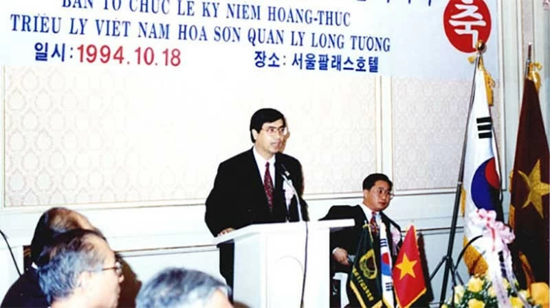 Đại sứ Nguyễn Phú Bình tham dự và phát biểu tại một lễ kỷ niệm của dòng họ Lý Hoa Sơn (hậu duệ của vua Lý Thái Tổ) tại Hàn Quốc. (Ảnh: NVCC) Đại sứ Nguyễn Phú Bình tham dự và phát biểu tại một lễ kỷ niệm của dòng họ Lý Hoa Sơn (hậu duệ của vua Lý Thái Tổ) tại Hàn Quốc. (Ảnh: NVCC)