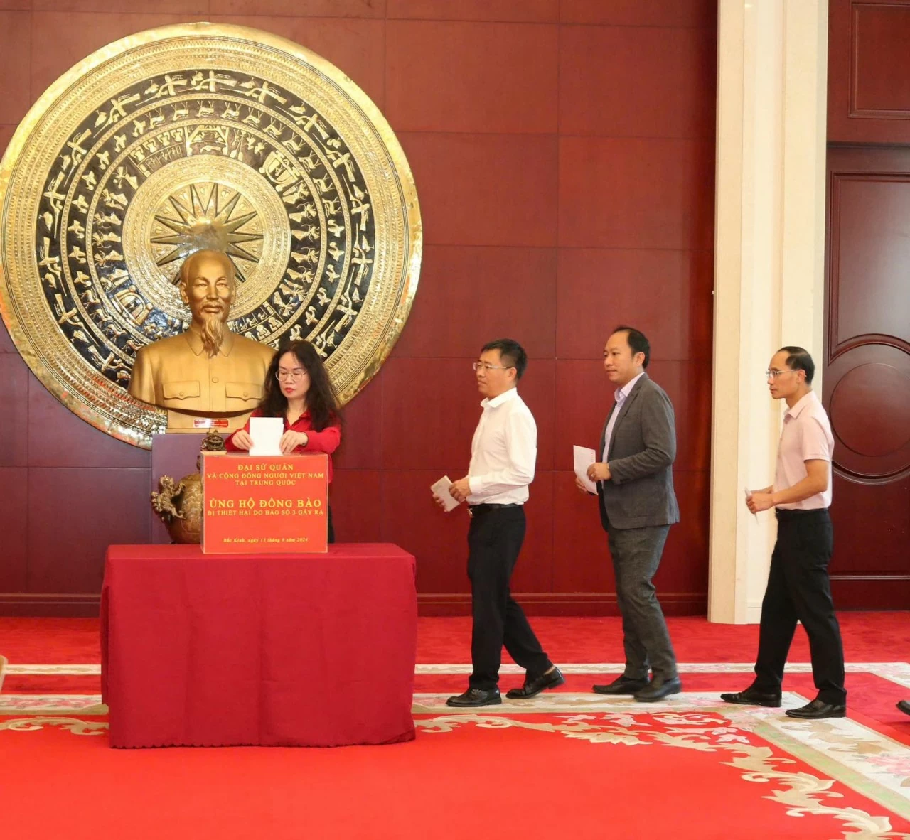 Đại sứ quán Việt Nam tại Trung Quốc hưởng ứng lời kêu gọi ủng hộ đồng bào bị thiệt hại do bão số 3 gây ra Đại sứ quán Việt Nam tại Trung Quốc hưởng ứng lời kêu gọi ủng hộ đồng bào bị thiệt hại do bão số 3 gây ra