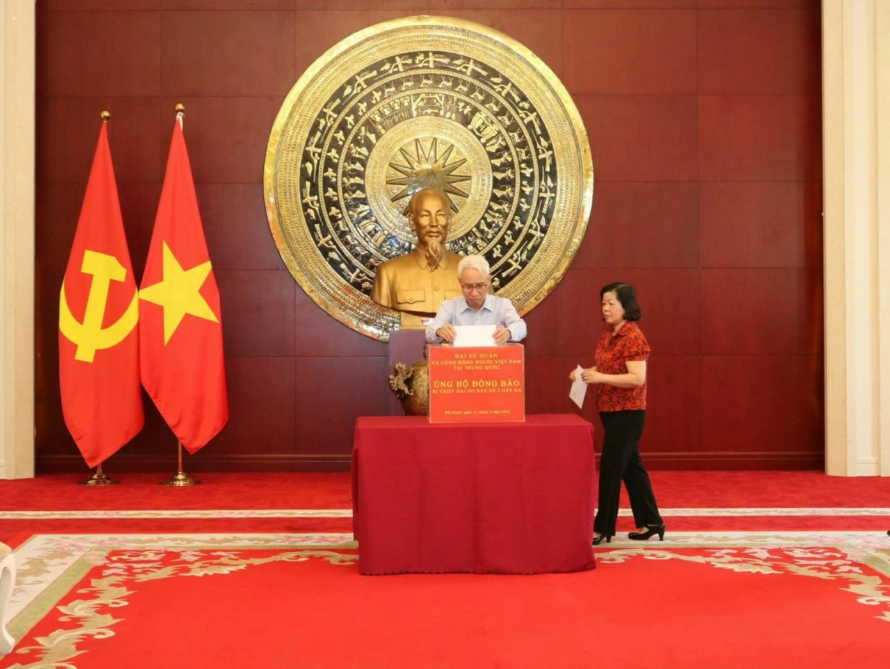 Đại sứ quán Việt Nam tại Trung Quốc hưởng ứng lời kêu gọi ủng hộ đồng bào bị thiệt hại do bão số 3 gây ra Đại sứ quán Việt Nam tại Trung Quốc hưởng ứng lời kêu gọi ủng hộ đồng bào bị thiệt hại do bão số 3 gây ra