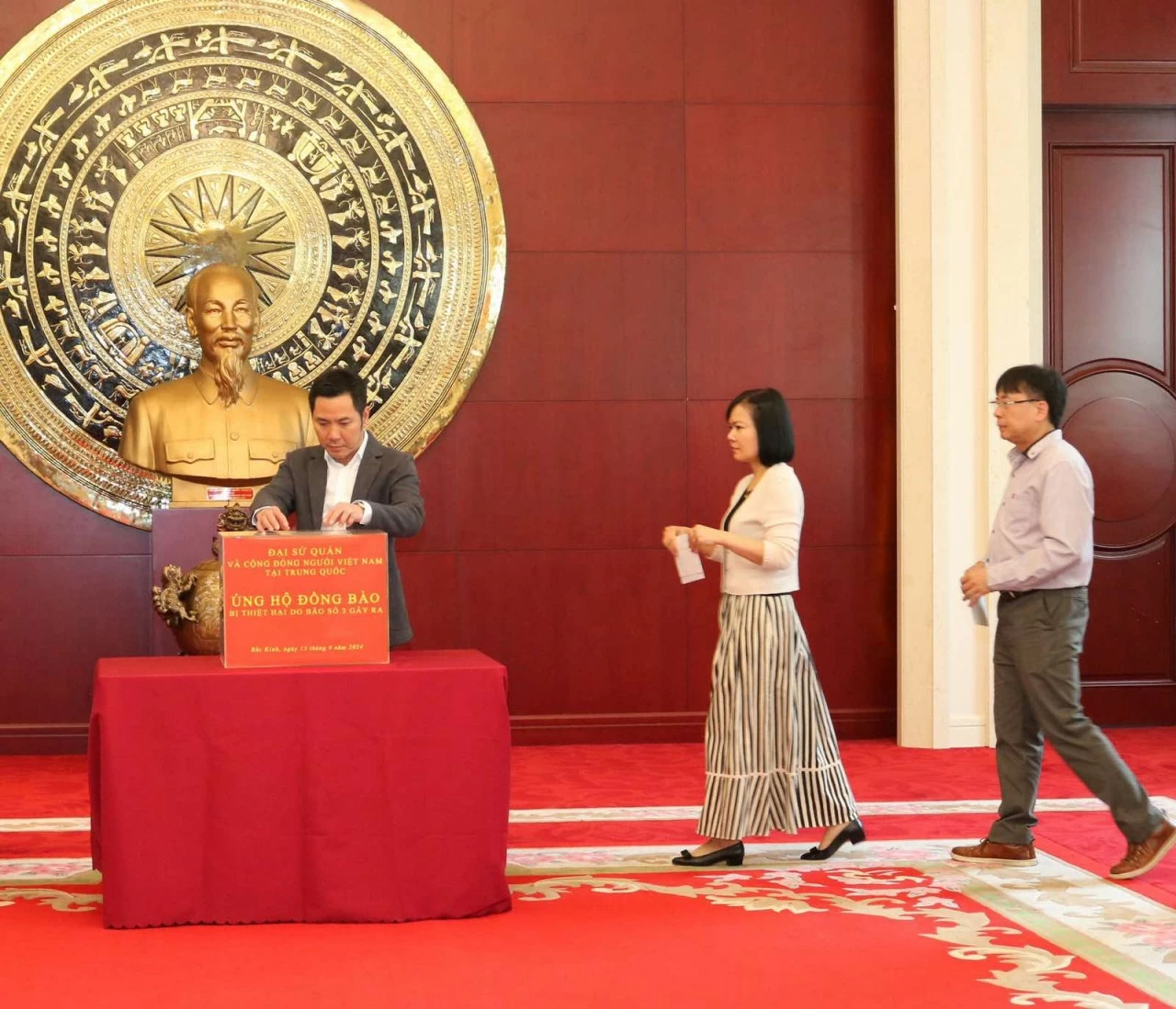 Đại sứ quán Việt Nam tại Trung Quốc hưởng ứng lời kêu gọi ủng hộ đồng bào bị thiệt hại do bão số 3 gây ra Đại sứ quán Việt Nam tại Trung Quốc hưởng ứng lời kêu gọi ủng hộ đồng bào bị thiệt hại do bão số 3 gây ra