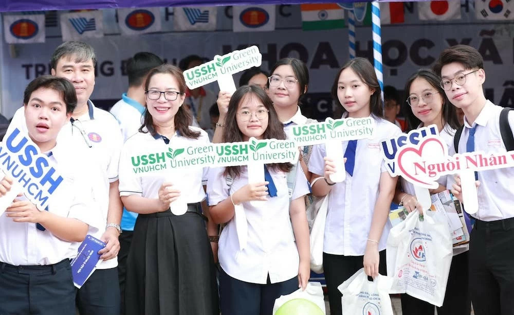 Trường đại học ở TPHCM không tổ chức khai giảng, dùng kinh phí ủng hộ vùng lũ Trường đại học ở TPHCM không tổ chức khai giảng, dùng kinh phí ủng hộ vùng lũ