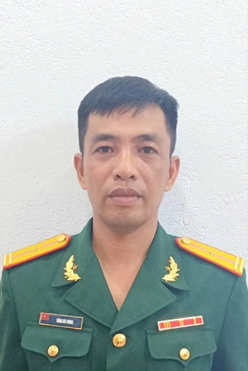 undefined Truy tặng Huân chương Bảo vệ Tổ quốc hạng Ba cho chiến sĩ hy sinh khi giúp dân khắc phục hậu quả bão số 3