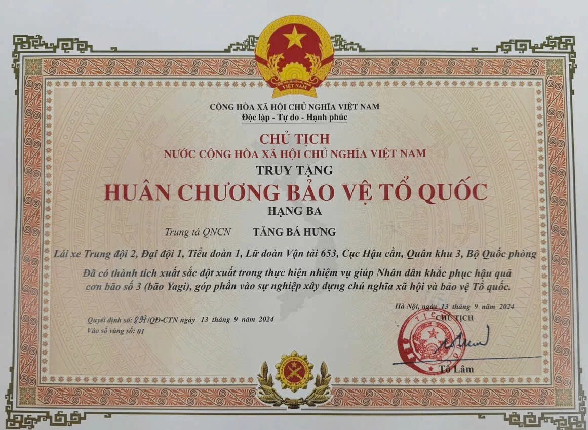 undefined Truy tặng Huân chương Bảo vệ Tổ quốc hạng Ba cho chiến sĩ hy sinh khi giúp dân khắc phục hậu quả bão số 3