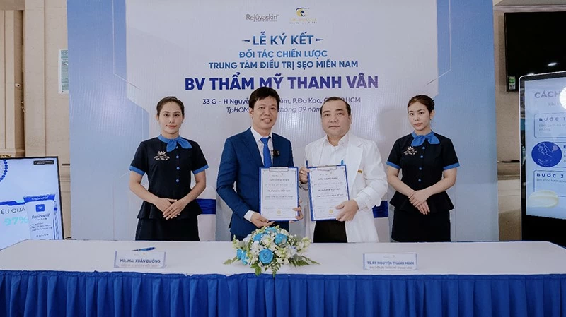 Ông Mai Xuân Dưỡng (vest xanh) – CEO Rejuvaskin Việt Nam & TS.BS Nguyễn Thanh Minh – PGĐ Bệnh viện Thẩm mỹ Thanh Vân tại buổi lễ ký kết đối tác chiến lược. Ông Mai Xuân Dưỡng (vest xanh) – CEO Rejuvaskin Việt Nam & TS.BS Nguyễn Thanh Minh – PGĐ Bệnh viện Thẩm mỹ Thanh Vân tại buổi lễ ký kết đối tác chiến lược.