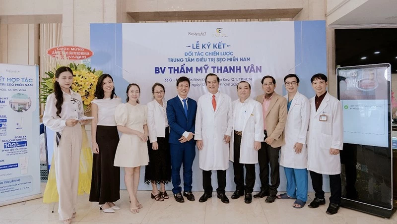 Các bác sỹ và khách mời tại sự kiện Các bác sỹ và khách mời tại sự kiện