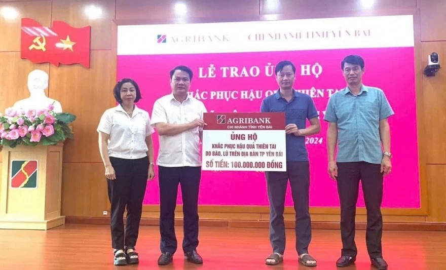 Cán bộ, người lao động Agribank ủng hộ 01 ngày lương khắc phục hậu quả bão số 3 Cán bộ, người lao động Agribank ủng hộ 01 ngày lương khắc phục hậu quả bão số 3