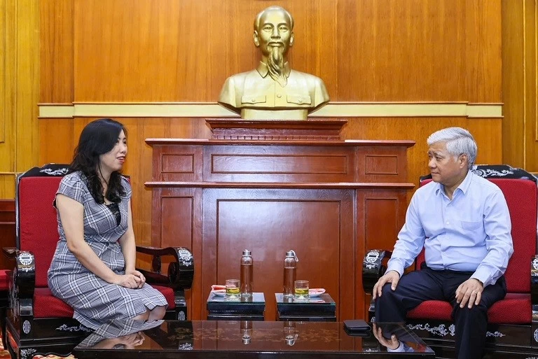 Kiều bào trao hơn 600 triệu đồng hỗ trợ đồng bào chịu ảnh hưởng của cơn bão số 3 Trao hơn 600 triệu đồng của kiều bào ủng hộ đồng bào chịu ảnh hưởng của cơn bão số 3