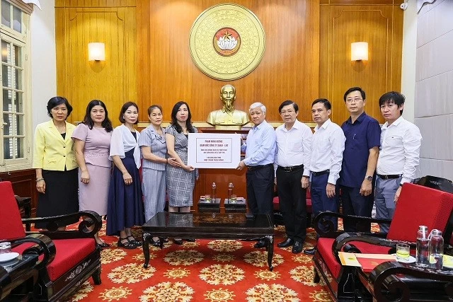 Kiều bào trao hơn 600 triệu đồng hỗ trợ đồng bào chịu ảnh hưởng của cơn bão số 3 Kiều bào trao hơn 600 triệu đồng hỗ trợ đồng bào chịu ảnh hưởng của cơn bão số 3