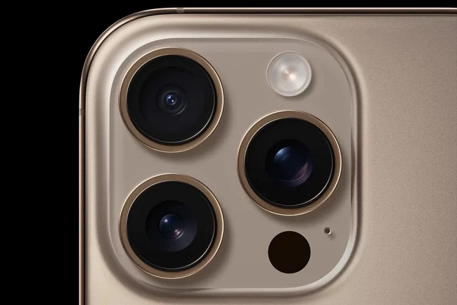 Cụm camera ba ống kính trên iPhone 16 Pro Cụm camera ba ống kính trên iPhone 16 Pro