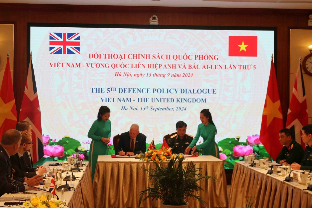 Việt Nam-Anh thúc đẩy quan hệ quốc phòng vì hoà bình và thịnh vượng chung Việt Nam-Anh thúc đẩy quan hệ quốc phòng vì hoà bình và thịnh vượng chung