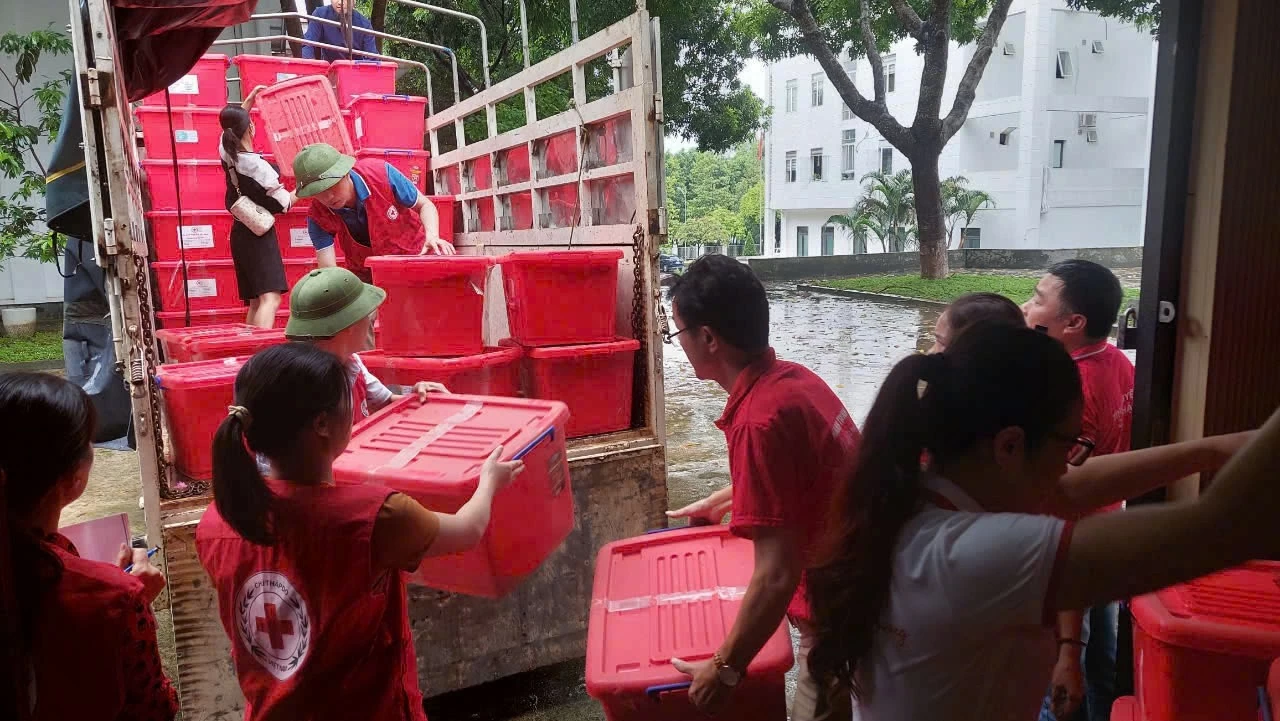 Cứu trợ khẩn cấp đợt 3 cho 7 tỉnh, thành phố Hội Chữ thập đỏ Việt Nam cứu trợ khẩn cấp đợt 3 cho 7 tỉnh, thành phố