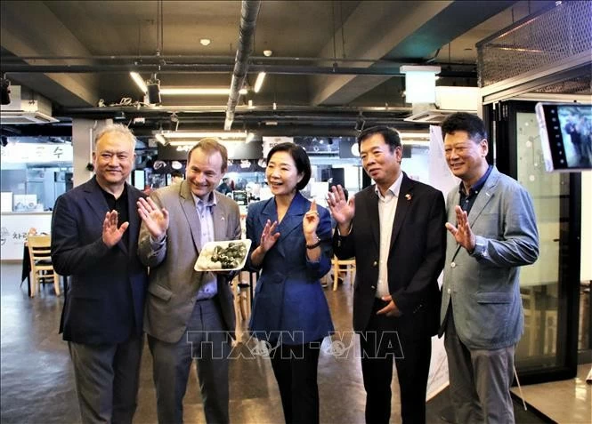 Đại sứ Vũ Hồ cùng thăm chợ truyền thống Kyungdong ở trung tâm Seoul Đại sứ Vũ Hồ cùng thăm chợ truyền thống Kyungdong ở trung tâm Seoul