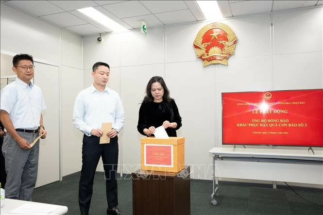 Cán bộ, nhân viên Tổng Lãnh sự quán Việt Nam tại Fukuoka (Nhật Bản) quyên góp ủng hộ đồng bào. Cán bộ, nhân viên Tổng Lãnh sự quán Việt Nam tại Fukuoka (Nhật Bản) quyên góp ủng hộ đồng bào.