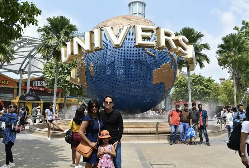 Khách du lịch Ấn Độ tạo dáng chụp ảnh tại Universal Studios Singapore. Minion Land mới mở tại công viên giải trí này là một trong những điểm tham quan mới của thành phố này. Ảnh: Shutterstock Khách du lịch Ấn Độ tạo dáng chụp ảnh tại Universal Studios Singapore. Minion Land mới mở tại công viên giải trí này là một trong những điểm tham quan mới của thành phố này. Ảnh: Shutterstock
