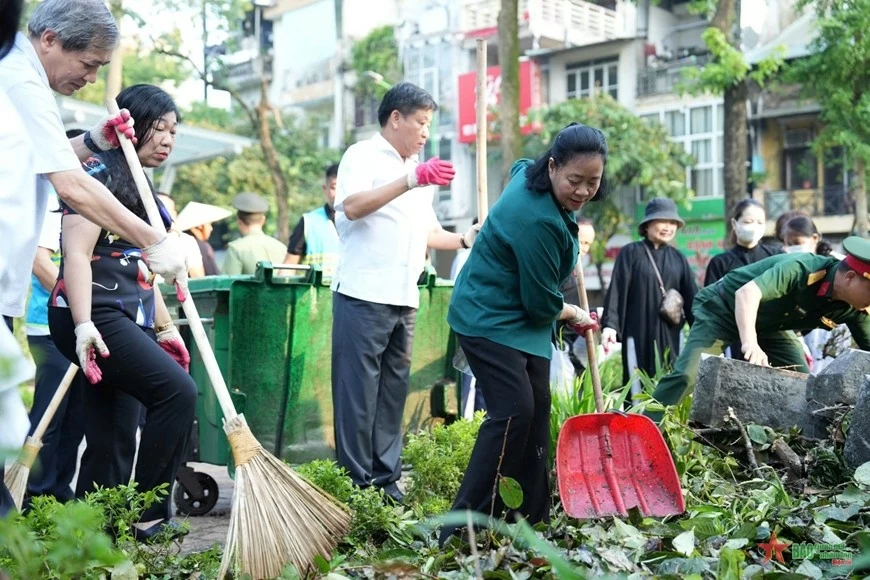 Bão tan, nước rút, TP. Hà Nội phát động toàn dân tham gia tổng vệ sinh môi trường Bão tan, nước rút, TP. Hà Nội phát động toàn dân tham gia tổng vệ sinh môi trường
