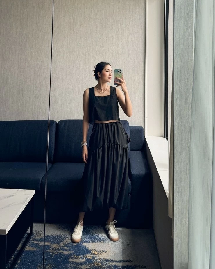 Cách diện cả 'cây' đồ đen được Tăng Thanh Hà áp dụng thường xuyên. Cô mix các kiểu áo, chân váy linh hoạt với nhau để luôn tạo sự mới mẻ. Cách diện cả 'cây' đồ đen được Tăng Thanh Hà áp dụng thường xuyên. Cô mix các kiểu áo, chân váy linh hoạt với nhau để luôn tạo sự mới mẻ.