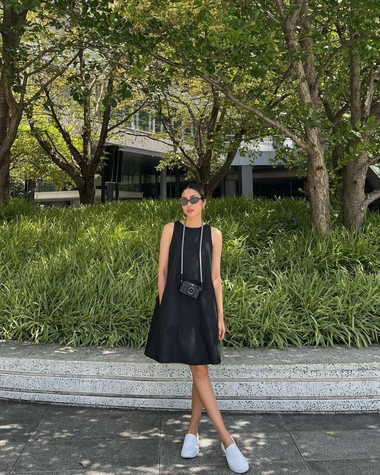 Đen, trắng được xem là tông màu kinh điển của thời trang và không bao giờ lỗi mốt. Với những set đồ có hai gam màu này, Tăng Thanh Hà tạo nên vẻ tối giản, mang tính bền vững với thời gian. Đen, trắng được xem là tông màu kinh điển của thời trang và không bao giờ lỗi mốt. Với những set đồ có hai gam màu này, Tăng Thanh Hà tạo nên vẻ tối giản, mang tính bền vững với thời gian.