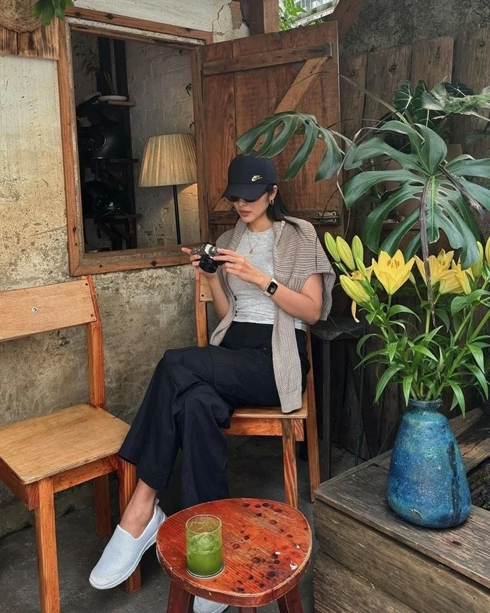 Tăng Thanh Hà thường xuyên kết hợp giày lười, dép cao gót và dép bánh mì với váy áo đơn giản. Tăng Thanh Hà thường xuyên kết hợp giày lười, dép cao gót và dép bánh mì với váy áo đơn giản.