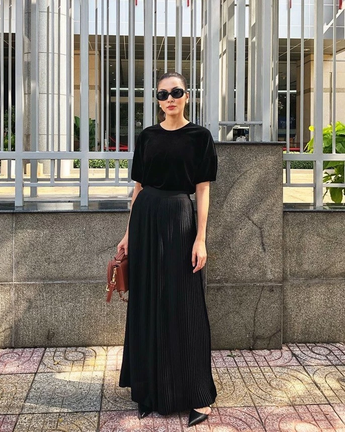 Với các sự kiện, bà mẹ ba con giữ nguyên lối ăn mặc tối giản cùng những món đồ basic, màu đen - trắng là chủ đạo. Với các sự kiện, bà mẹ ba con giữ nguyên lối ăn mặc tối giản cùng những món đồ basic, màu đen - trắng là chủ đạo.