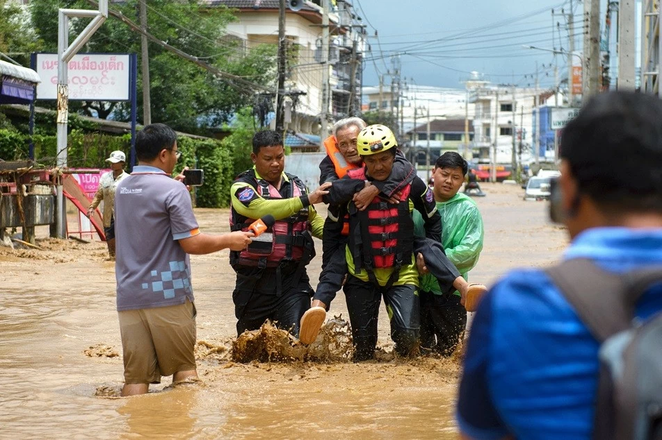Nhân viên cứu hộ sơ tán người cao tuổi tại Chiang Rai, Thái Lan, ngày 11/9. Ảnh: Reuters Nhân viên cứu hộ sơ tán người cao tuổi tại Chiang Rai, Thái Lan, ngày 11/9. Ảnh: Reuters