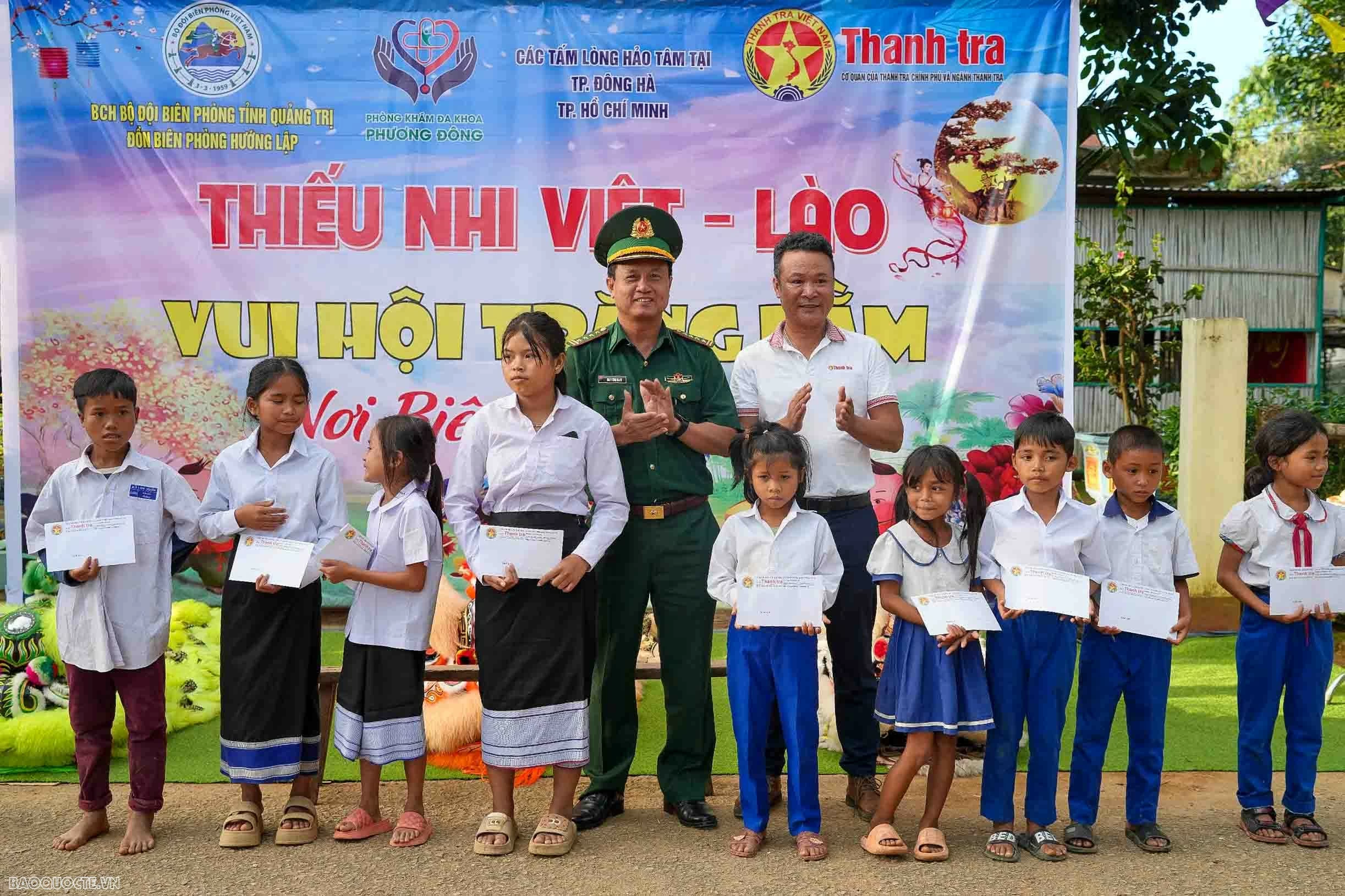 Trung thu sớm cho trẻ em biên giới Việt Nam-Lào Trung thu sớm cho trẻ em biên giới Việt Nam Lào