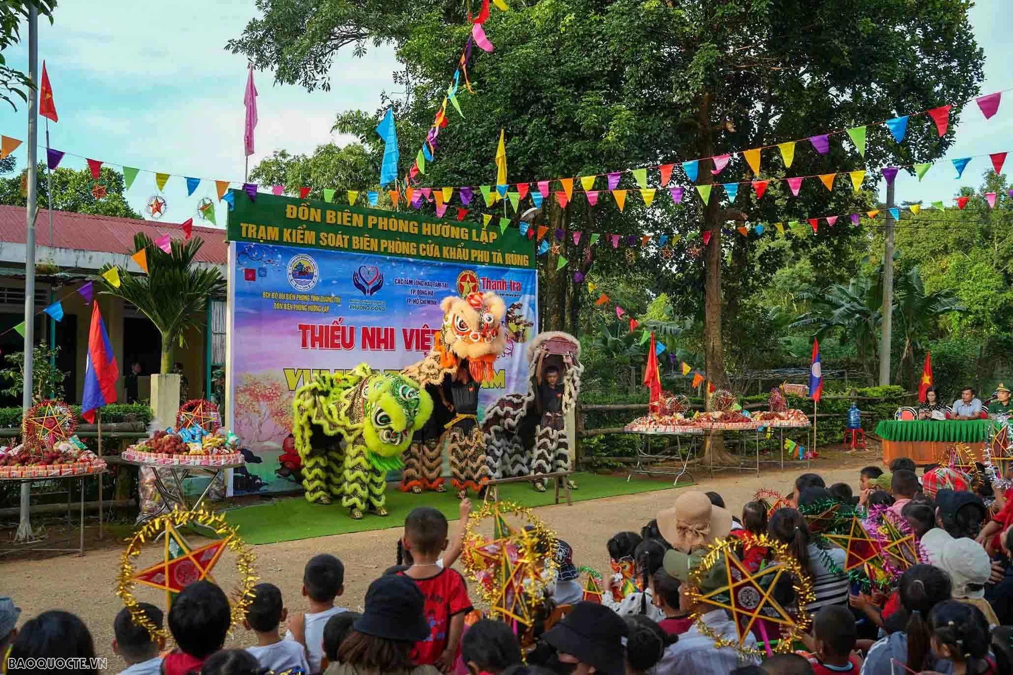 Trung thu sớm cho trẻ em biên giới Việt Nam-Lào Trung thu sớm cho trẻ em biên giới Việt Nam-Lào