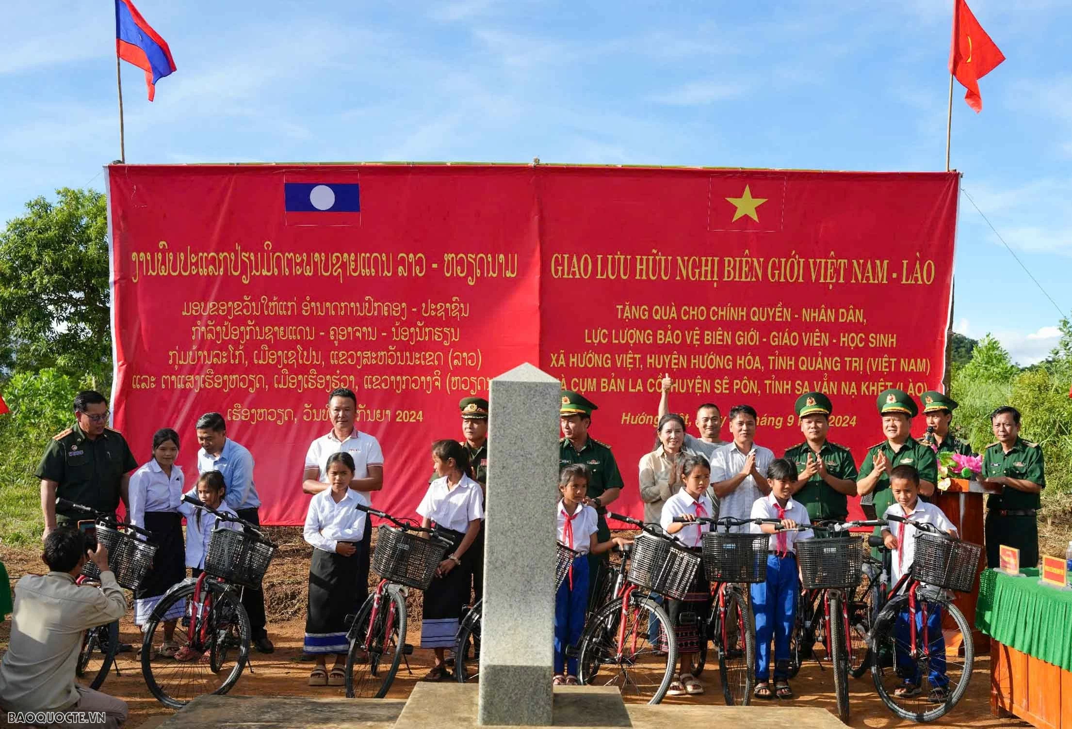 Trung thu sớm cho trẻ em biên giới Việt Nam-Lào Trung thu sớm cho trẻ em biên giới Việt Nam Lào