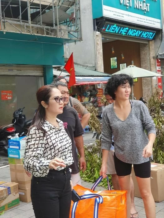 Sao Việt: Diễn viên Kiều Anh 2 lần đến vùng lũ, Phương Oanh âm thầm chuyển khoản ủng hộ bà con Sao Việt: Diễn viên Kiều Anh 2 lần đến vùng lũ, Phương Oanh âm thầm chuyển khoản ủng hộ bà con