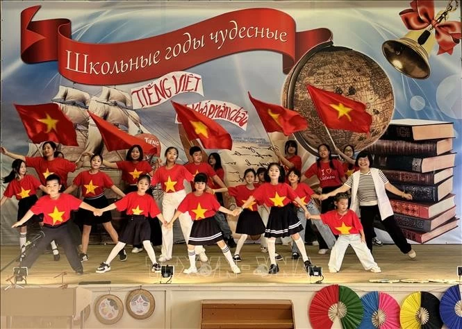 Tiết mục múa “Chào Việt Nam” do các em nhỏ Việt Nam tại Ulyanovsk trình diễn tại Ngày hội tiếng Việt. Ảnh: Tâm Hằng - PV TTXVN tại LB Nga Tiết mục múa “Chào Việt Nam” do các em nhỏ Việt Nam tại Ulyanovsk trình diễn tại Ngày hội tiếng Việt. Ảnh: Tâm Hằng - PV TTXVN tại LB Nga