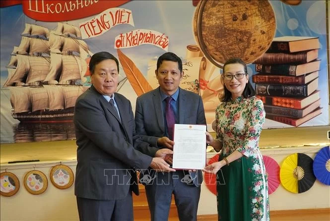 Chủ tịch Hội người Việt “Đoàn Kết” tại Ulyanovsk Trịnh Văn Quế (trái) đón nhận thư của Đại sứ Việt Nam tại LB Nga Đặng Minh Khôi chúc mừng sự kiện Ngày hội tiếng Việt lần thứ tư tại LB Nga. Ảnh: Tâm Hằng - PV TTXVN tại LB Nga Chủ tịch Hội người Việt “Đoàn Kết” tại Ulyanovsk Trịnh Văn Quế (trái) đón nhận thư của Đại sứ Việt Nam tại LB Nga Đặng Minh Khôi chúc mừng sự kiện Ngày hội tiếng Việt lần thứ tư tại LB Nga. Ảnh: Tâm Hằng - PV TTXVN tại LB Nga