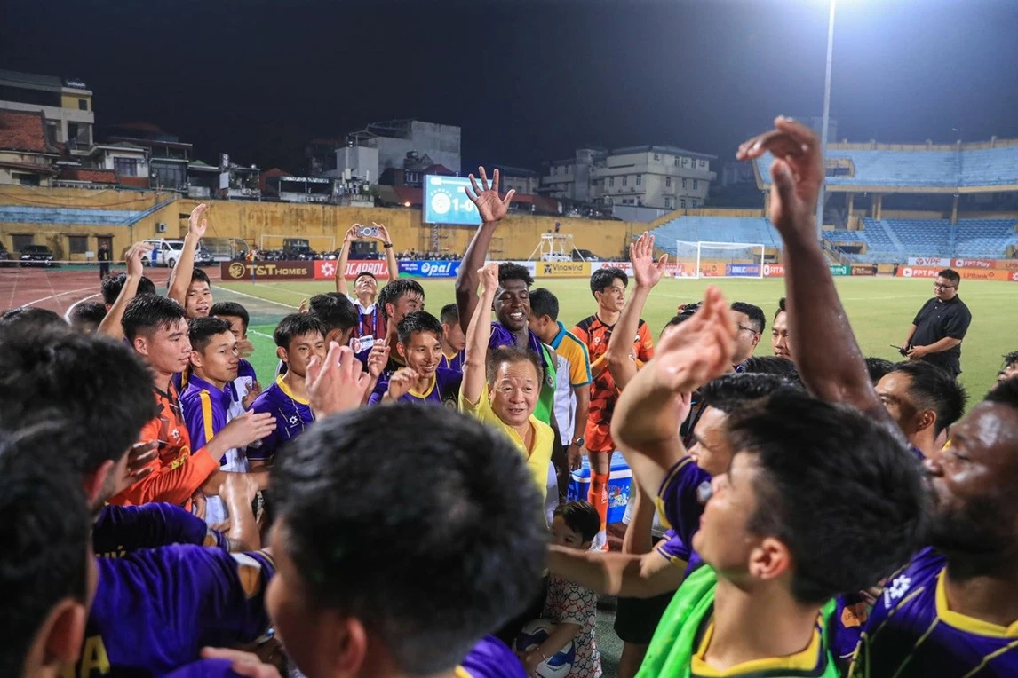 V-League 2024/25: CLB Hà Nội thắng trận mở màn, quyên góp ủng hộ đồng bào vùng bão lũ V-League 2024/25: CLB Hà Nội thắng trận mở màn, quyên góp ủng hộ đồng bào vùng bão lũ