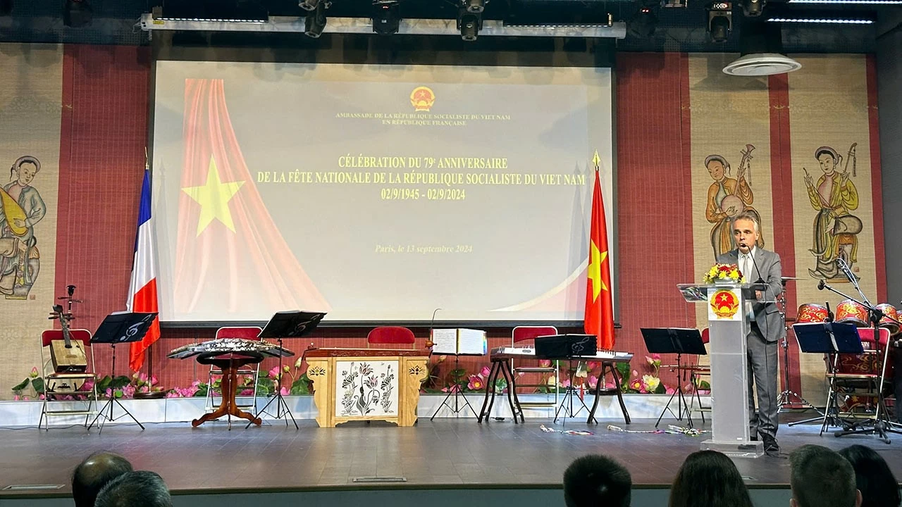 ông Benoit Guidée, Vụ trưởng Vụ châu Á và Châu Đại Dương, Bộ Châu Âu và Ngoại giao Pháp phát biểu tại Lễ kỷ niệm 79 năm Cách mạng tháng Tám và Quốc khánh 2/9 tại Pháp ông Benoit Guidée, Vụ trưởng Vụ châu Á và Châu Đại Dương, Bộ Châu Âu và Ngoại giao Pháp phát biểu tại Lễ kỷ niệm 79 năm Cách mạng tháng Tám và Quốc khánh 2/9 tại Pháp