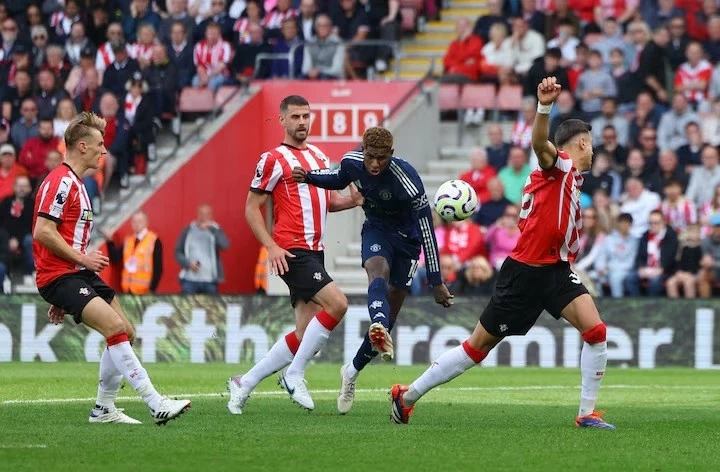 Ngoại hạng Anh: Thành Manchester rực sáng, Liverpool xẩy chân đáng tiếc Ngoại hạng Anh: Thành Manchester rực sáng, Liverpool sảy chân đáng tiếc